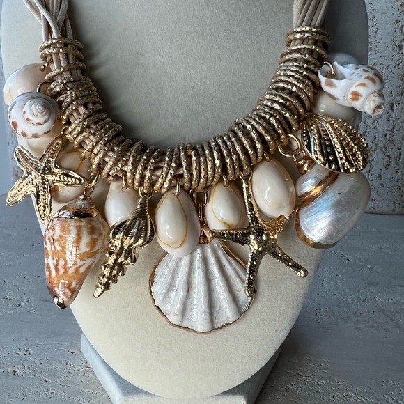 NWT Genuine SEASHELL NECKLACE With Gold Charms, Summer Jewelry, Resort Ready - Picture 9 of 9